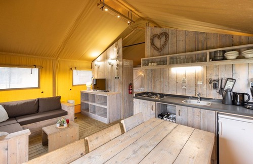 Vierhuizen House | Nice safari tent with bathroom at a holiday park near Lauwersmeer National Park