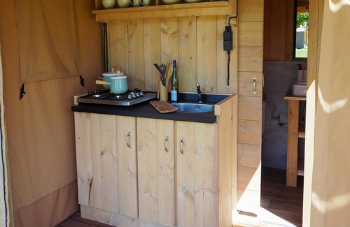 Vierhuizen House | Nice safari tent with bathroom on a holiday park near Lauwersmeer National Park