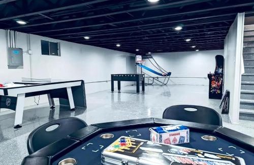 Wasco House | Nifty Game Rm King Bed Schaumburg