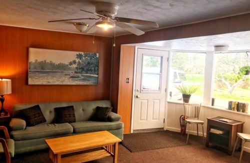 Camillus Hotel | Nightshade Inn & Gardens
