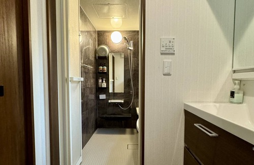 Shikitsuhigashi House | No.7 Osaka Ebisuhonmachi is located in the center of Osaka City, less than 1 km from Kamomecho Park and a 10-minute walk from Tsutenkaku Tower.