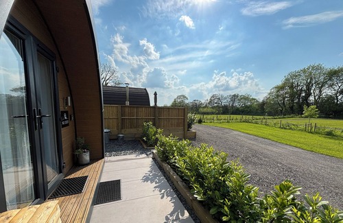 Denstone Cottage | NO DEER, romantic, with hot tub in Ashbourne
