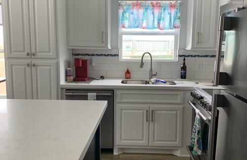 Crystal Beach House | NO FEES~Quiet Beach Cabin~Birds~Pets~Fenced Yard
