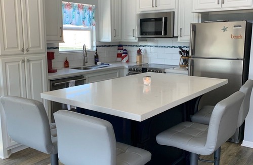 Crystal Beach House | NO FEES~Quiet Beach Cabin~Birds~Pets~Fenced Yard