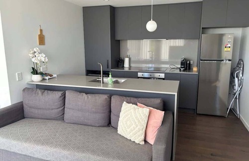 Reid Apartment | No stress stay | Free parks, pool & pets | sleeps 6