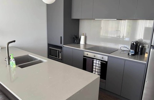 Reid Apartment | No stress stay | Free parks, pool & pets | sleeps 6