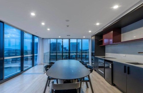 Reid Apartment | No stress stay | Free parks, pool & pets | sleeps 6