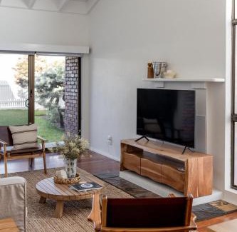 Peregian Beach House | Noosa Gem in Peregian Beach - Ocean View - Steps to beach & village! Dog and family friendly