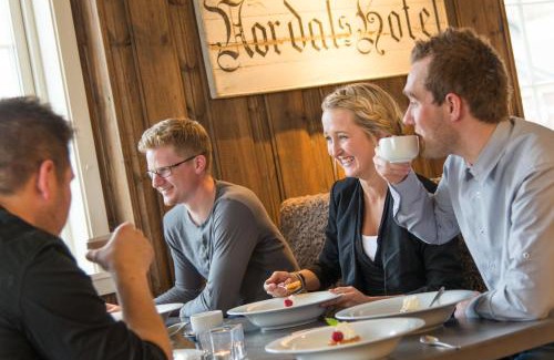 Fossbergom Hotel | Nordal Turistsenter