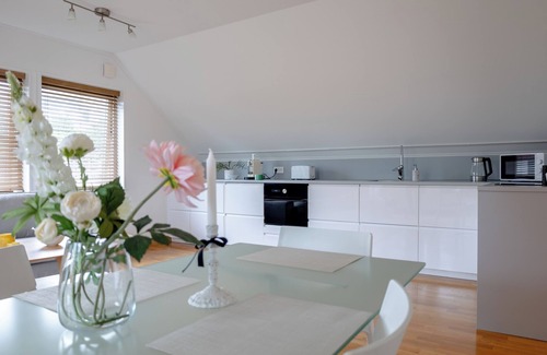 Hovas Apartment | Nordic Flat Near Sea & Nature | Free Parking & Cleaning