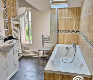 Lassay-les-Chateaux House | NORMANDIE