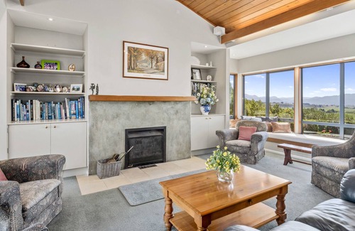 Shakespeare Bay House | North Cob - Fairhall Holiday Home