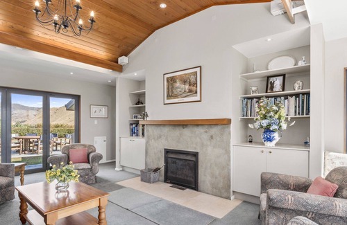 Shakespeare Bay House | North Cob - Fairhall Holiday Home