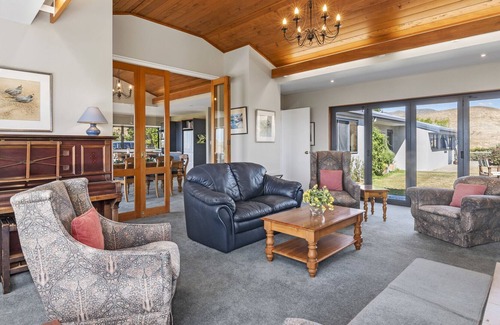 Shakespeare Bay House | North Cob - Fairhall Holiday Home