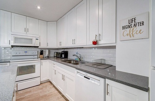 North Palm Beach House | North Palm Beach Getaway House, Close To Beaches!☀️