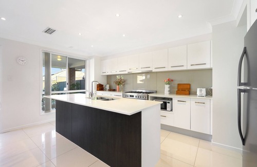 Cranebrook House | North-West 5Br near Woolworths & Regatta Centre