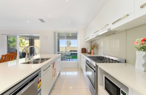 Cranebrook House | North-West 5Br near Woolworths & Regatta Centre