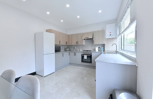 Hale House | North West London Escape. Modern 3 Bedroom House. Quick to Central London