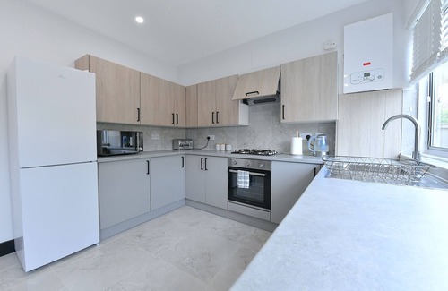 Hale House | North West London Escape. Modern 3 Bedroom House. Quick to Central London