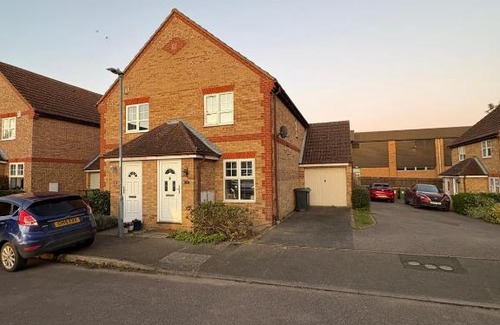 Earls Barton House | Northampton 2 King Bed SKY TV Driveway Earls Barton