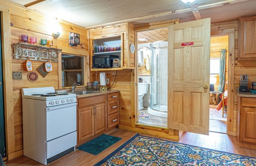 Lake George Resort | Northern Acres Resort with 20 bedrooms and WiFi, AC in serene Lake George