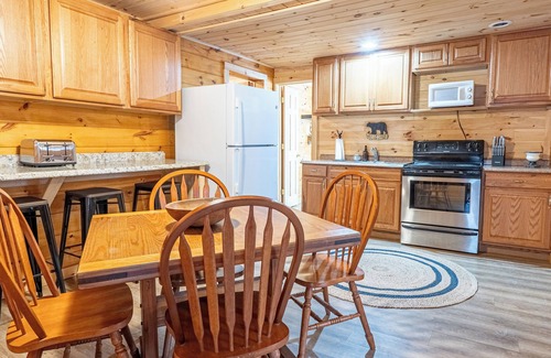 Lake George Resort | Northern Acres Resort with 20 bedrooms and WiFi, AC in serene Lake George