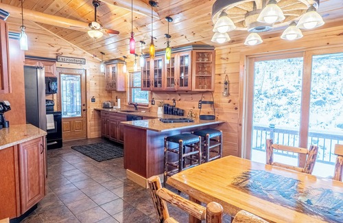 Lake George Resort | Northern Acres Resort with 20 bedrooms and WiFi, AC in serene Lake George