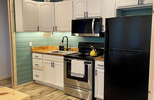 Woods Creek House | Not So Tiny House with WiFi in charming Monroe