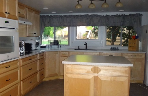 Eureka House | Now Available! NEW Large Studio in Fantastic Neighborhood for Professional