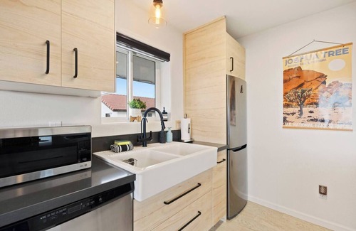 Pioneertown House | Now & Zen | Gym, Hot Tub and Views!