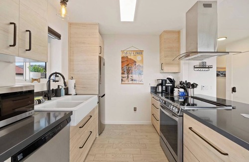 Pioneertown House | Now & Zen | Gym, Hot Tub and Views!