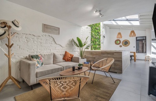 La Florida Apartment | NOWA-MAKONDO Spacious 6-bedroom-oversized hot tub, with WiFi, A/C in Provenza