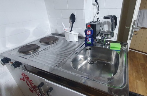 Finkenwerder Apartment | Nr 12. Eine Möblierte Suite in Finkenwerder Zentrum ,Hauptstraße mit Parkplatz
