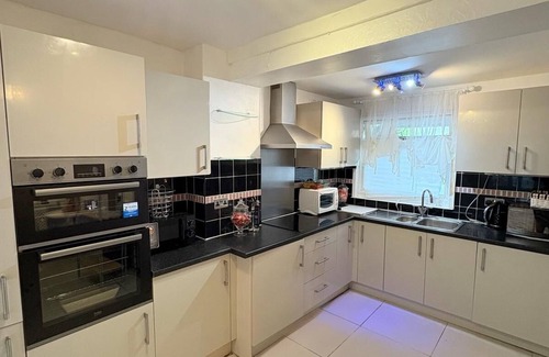 Abbey Wood House | ntJ&J Stays Abbeywoodn4-Bedroom Serviced accommodation Contractors and Families