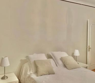 Boulogne-sur-Gesse Hotel | Nuit avec vue sur la mairie