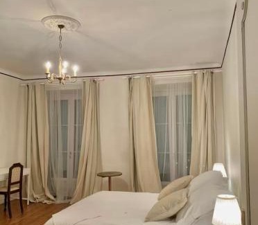 Boulogne-sur-Gesse Hotel | Nuit avec vue sur la mairie