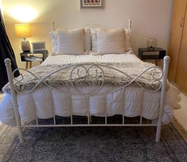 Sutton Weaver House | Number 78 Guest house M56 junction 12 located 5 minutes drive from Frodsham Continental breakfast Included