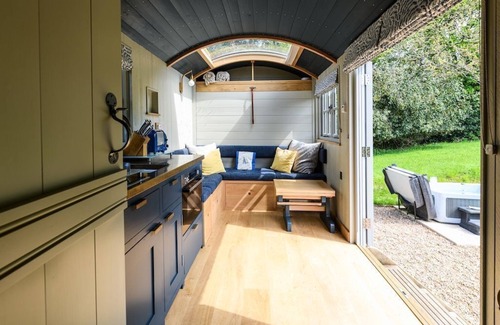Raymonds Hill Cabin | Nutkins, luxury shepherd hut, own hot tub, en-suite, meadow, close to Lyme Regis