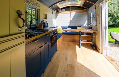 Raymonds Hill Cabin | Nutkins, luxury shepherd hut, own hot tub, en-suite, meadow, close to Lyme Regis