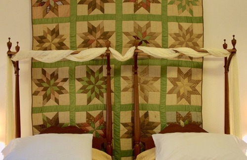 Alton Bed & Breakfast | Oak Grove B&B second-floor suite with two rooms no pets
