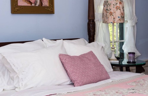 Alton Bed & Breakfast | Oak Grove B&B second-floor suite with two rooms no pets