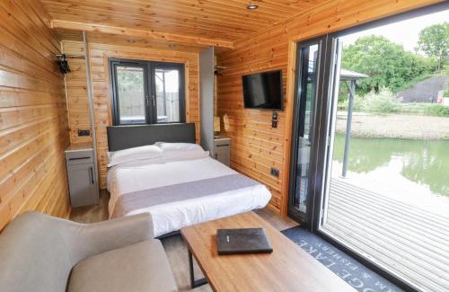 Middleton Cheney House | Oak Lodge At Bridge Lake Farm & Fishery