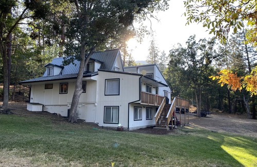 Montague House | Oak Paddle Lodge - Copco Lake A-Frame Cabin Getaway with Boat Dock and Kayaks