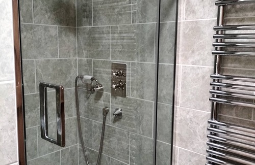 Saint-Gilles-du-Mene Bed & Breakfast | Oak Room All Inclusive Solo Female
