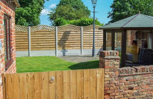 Leven Cottage | OAK TREE COTTAGE, pet friendly, country holiday cottage in Beverley