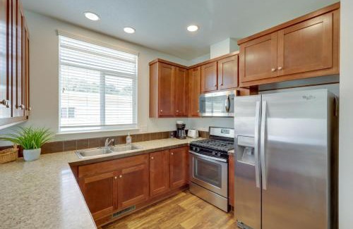 Oak View House | Oak View Home with Private Covered Patio!