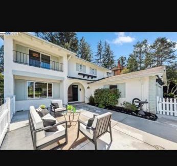 Skyline-Hillcrest Estates House | Oakland skyline