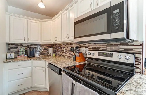 Hyde Park House | Oakley Square 3BR - Walkable-Sleeps 5 - Fire Pit