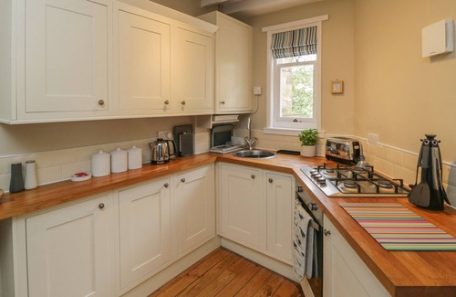 Robin Hood's Bay Cottage | OAKRIDGE COTTAGE, pet friendly, with open fire in Robin Hood's Bay