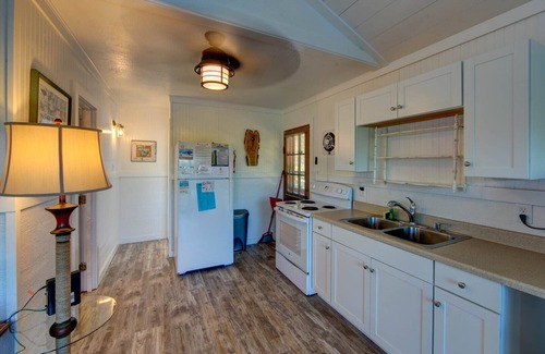 Ocracoke Cottage | Oar house is a cozy cottage located near Springer's Point Nature Preserve.